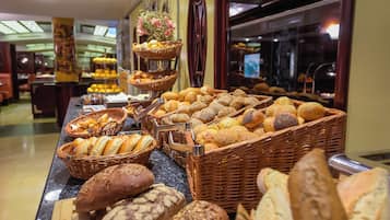 TĂ€gliches FrĂŒhstĂŒcksbuffet (21 EUR pro Person)