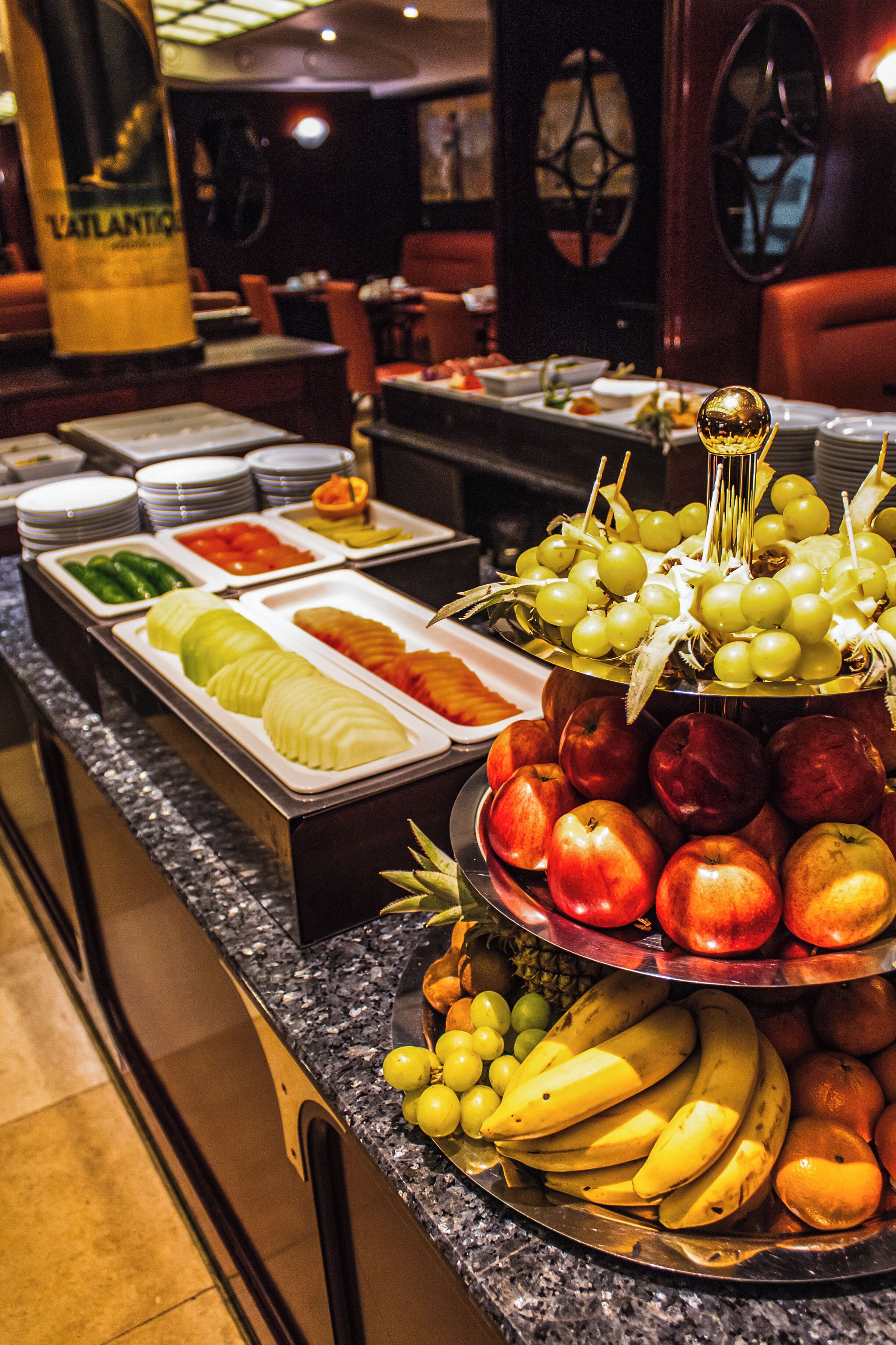 Ein Buffet mit verschiedenen Früchten und Gemüsesorten.