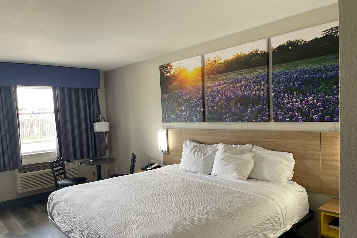 Standard Room, 1 King Bed, Smoking | Pillowtop beds, in-room safe, desk, iron/ironing board