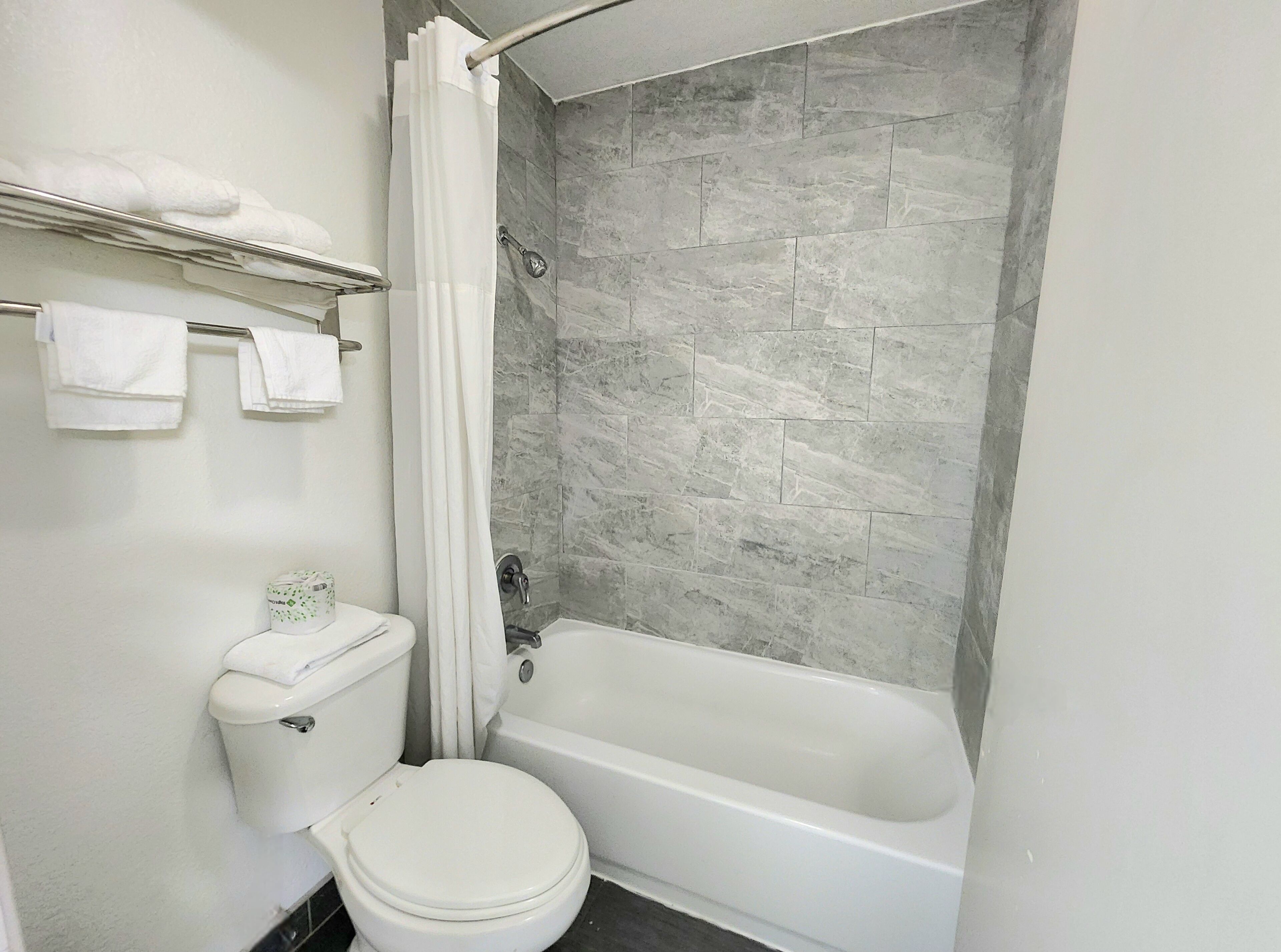 Bañera con ducha, bañera profunda, cabezal de ducha con hidromasaje