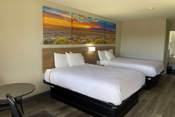 ピロートップベッド、セーフティボックス (室内)、デスク、アイロン / アイロン台