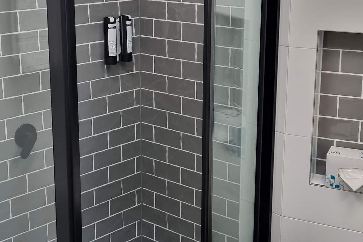 Dusche, kostenlose Toilettenartikel, Haartrockner, Handtücher