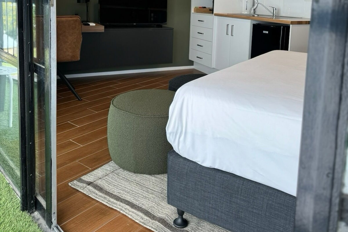 Camera Standard, 1 letto queen | Una scrivania, postazione laptop, ferro/asse da stiro, Wi-Fi gratuito