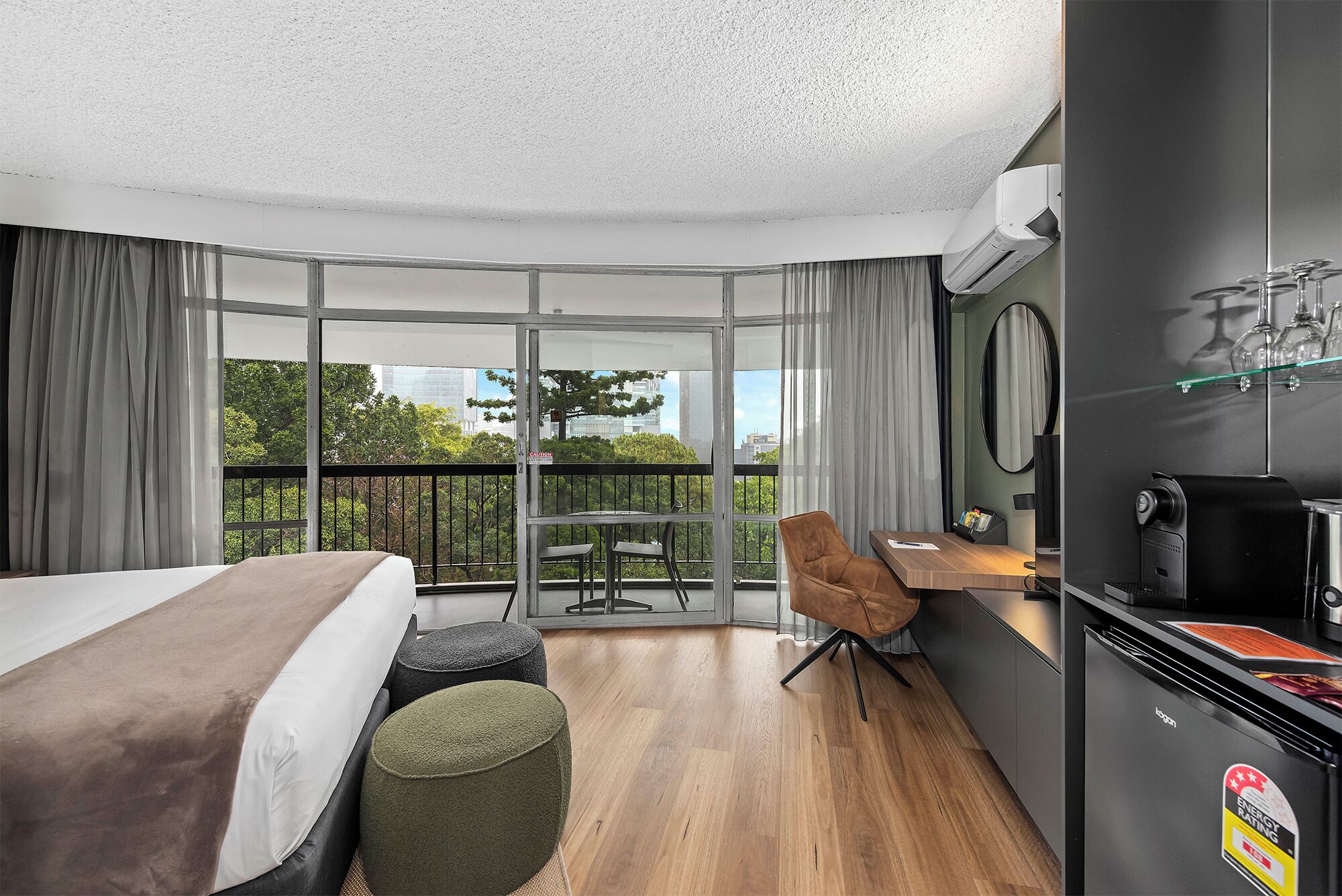 مكتب ومساحة عمل للكمبيوتر المحمول ومكواة/لوح كي وواي فاي مجانًا