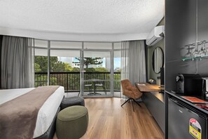 King Standard Room | Desk, laptop workspace, iron/ironing board, free WiFi - Madison Hotel Tower Mill (Spring Hill)