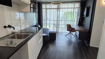 Escritorio y espacio para trabajar con laptop