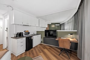 Standardzimmer, 1 Queen-Bett | Schreibtisch, laptopgeeigneter Arbeitsplatz, Bügeleisen/Bügelbrett