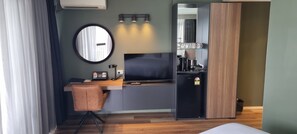 King Standard Room | Desk, laptop workspace, iron/ironing board, free WiFi