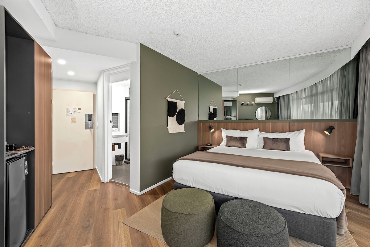 Desk, laptop workspace, iron/ironing board, free WiFi