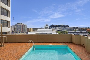 Outdoor pool - Metro Apartments on King Street (Sydney)