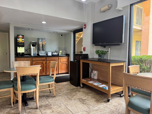 Free daily on-the-go breakfast  - Howard Johnson by Wyndham Vicksburg (Vicksburg)