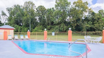 Sesongbasert utendørsbasseng og solsenger