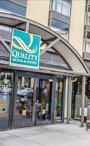Property entrance - Quality Hotel & Suites At The Falls (Niagara Falls)