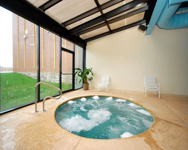 Indoor spa tub - Quality Hotel & Suites At The Falls (Niagara Falls)