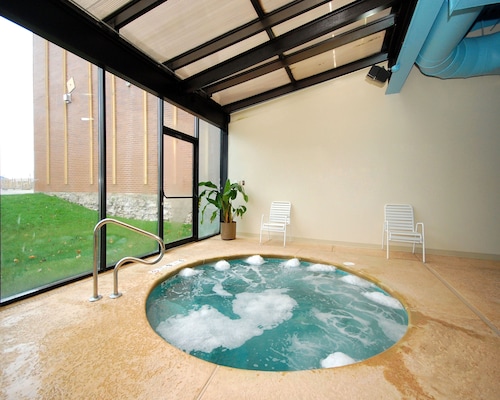 Quality Hotel & Suites At The Falls