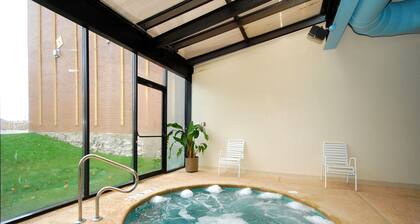 Quality Hotel & Suites At The Falls