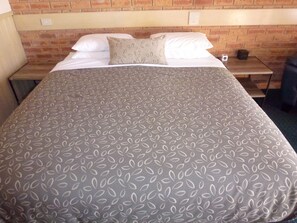 King Room  | Minibar, desk, laptop workspace, blackout drapes - Colonial Motor Inn Bairnsdale (Bairnsdale)