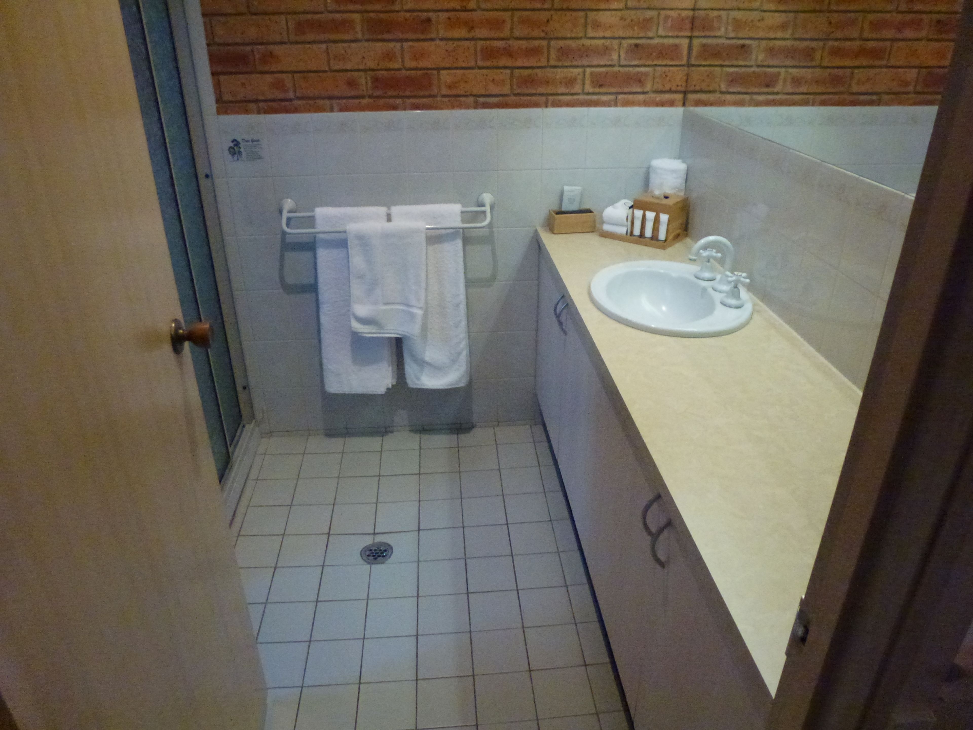 Un baño pequeño con un lavabo, un perchero para toallas y un inodoro.