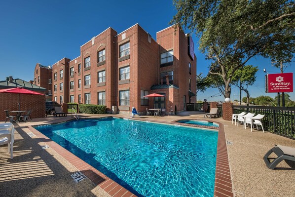 Piscina externa, funciona das 8h às 23h, espreguiçadeiras