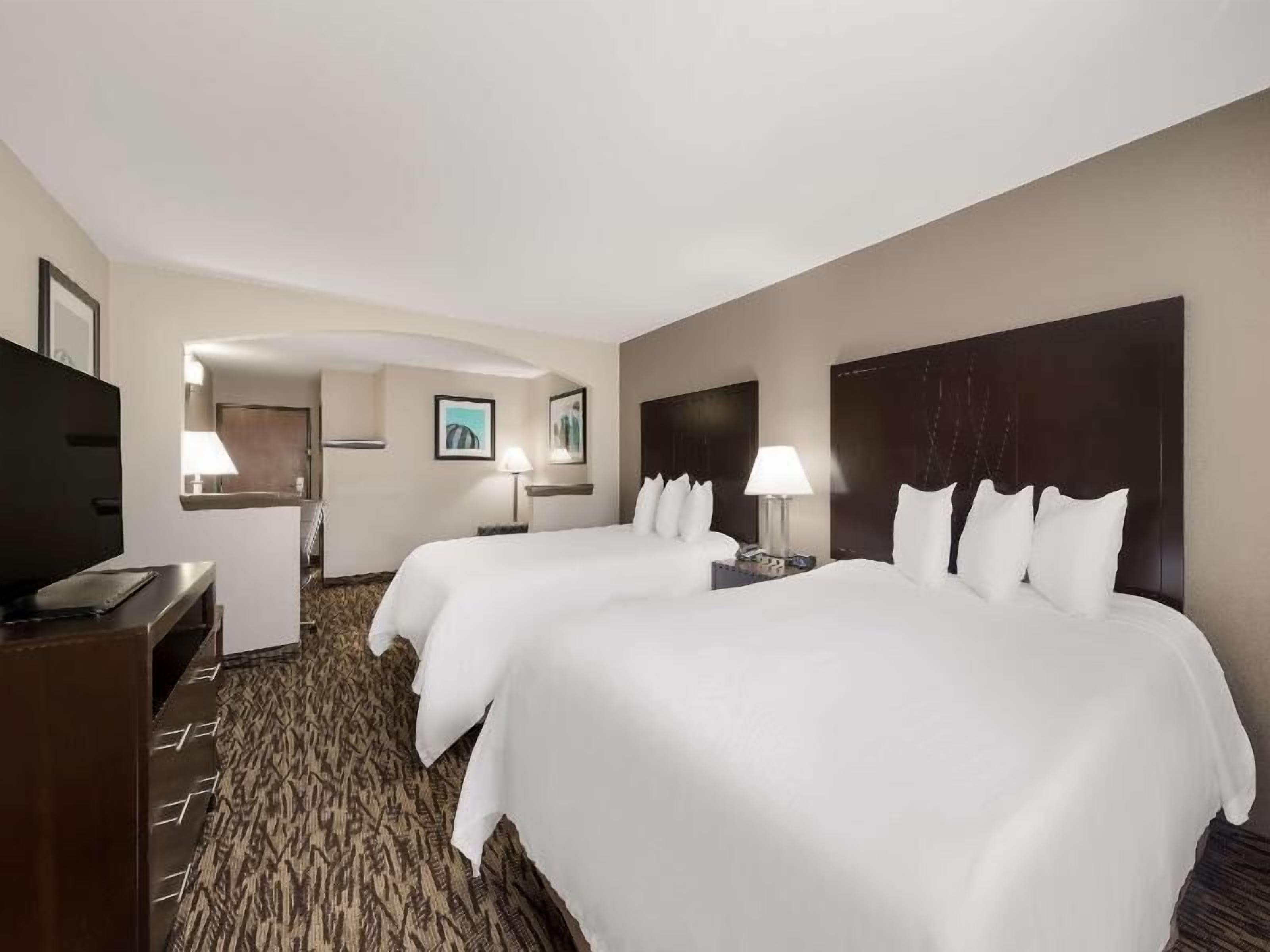 Roupas de cama premium, escrivaninha, cortinas blackout