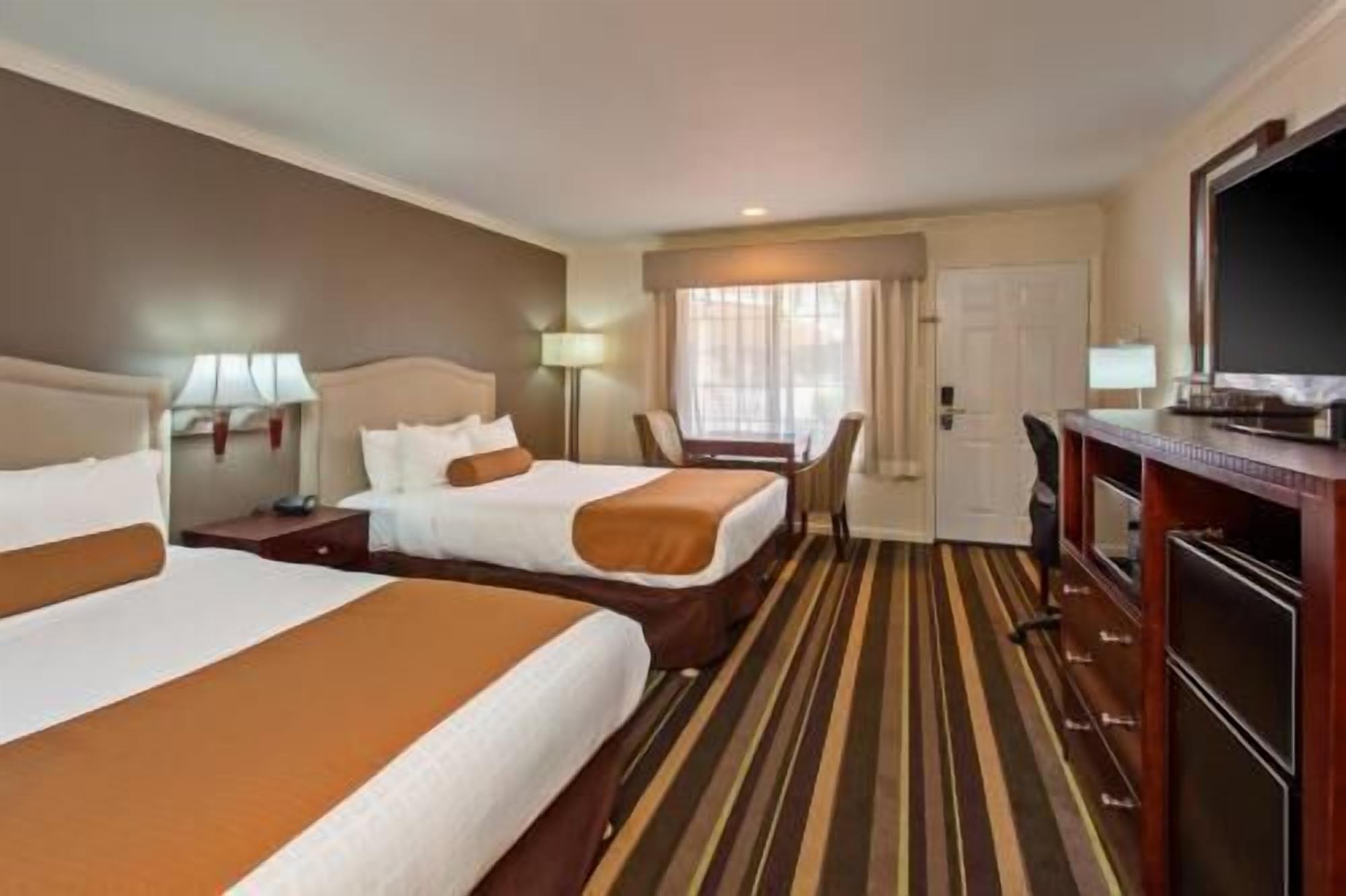 Hypo-allergenic bedding, in-room safe, desk, laptop workspace
