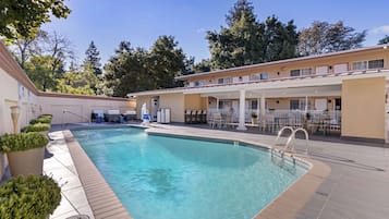 Una piscina al aire libre