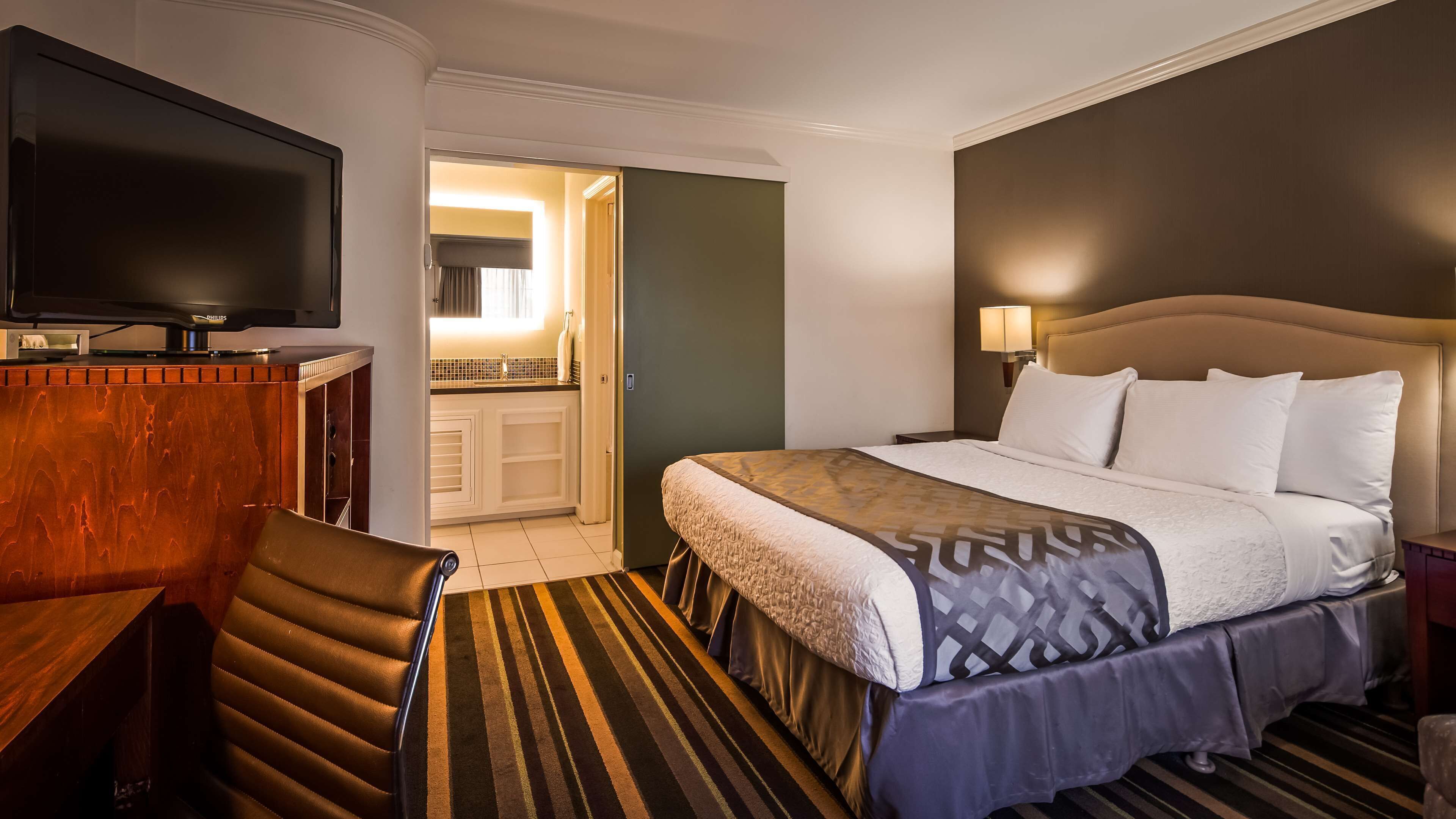 Hypo-allergenic bedding, in-room safe, desk, laptop workspace
