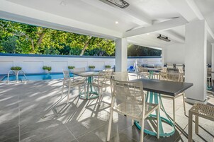 Una piscina al aire libre