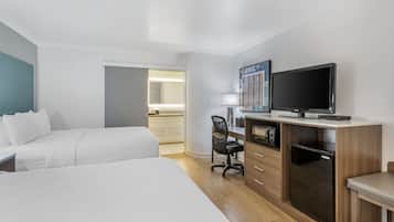 Ropa de cama hipoalergénica y caja de seguridad en la habitación
