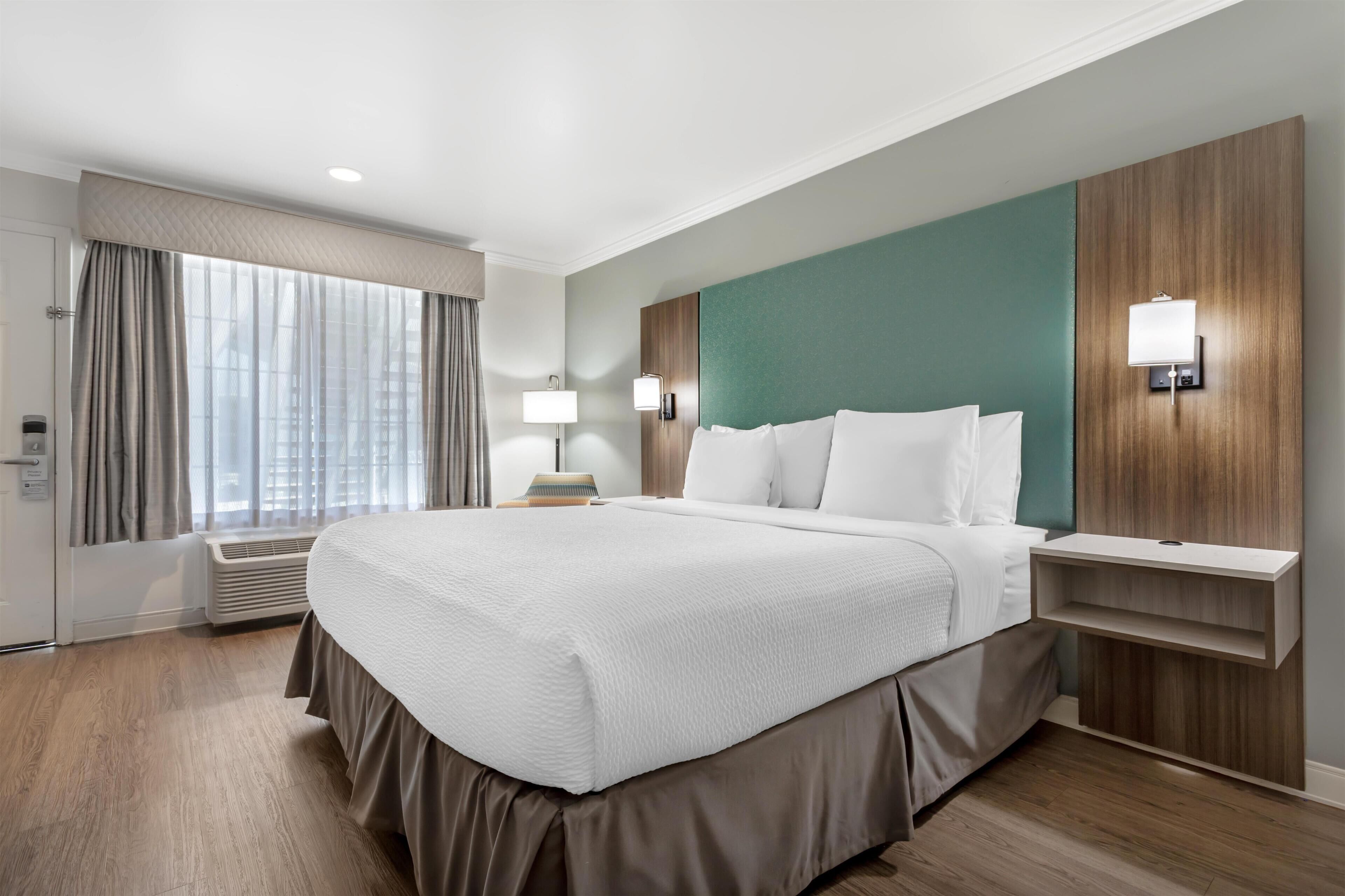 Standard Room, 1 King Bed, Accessible, Refrigerator & Microwave | Hypo-allergenic bedding, in-room safe, desk, laptop workspace