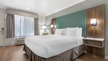 Standard Room, 1 King Bed, Accessible, Refrigerator & Microwave | Hypo-allergenic bedding, in-room safe, desk, laptop workspace