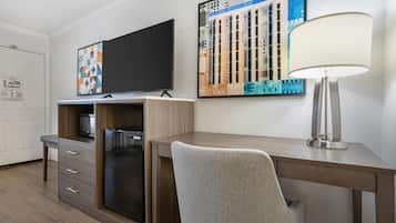 Standard Room, 1 King Bed, Non Smoking, Refrigerator & Microwave | Hypo-allergenic bedding, in-room safe, desk, laptop workspace