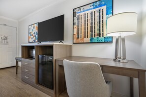 Standardzimmer, 1 King-Bett, Nichtraucher, Kühlschrank und Mikrowelle | Allergikerbettwaren, Zimmersafe, Schreibtisch