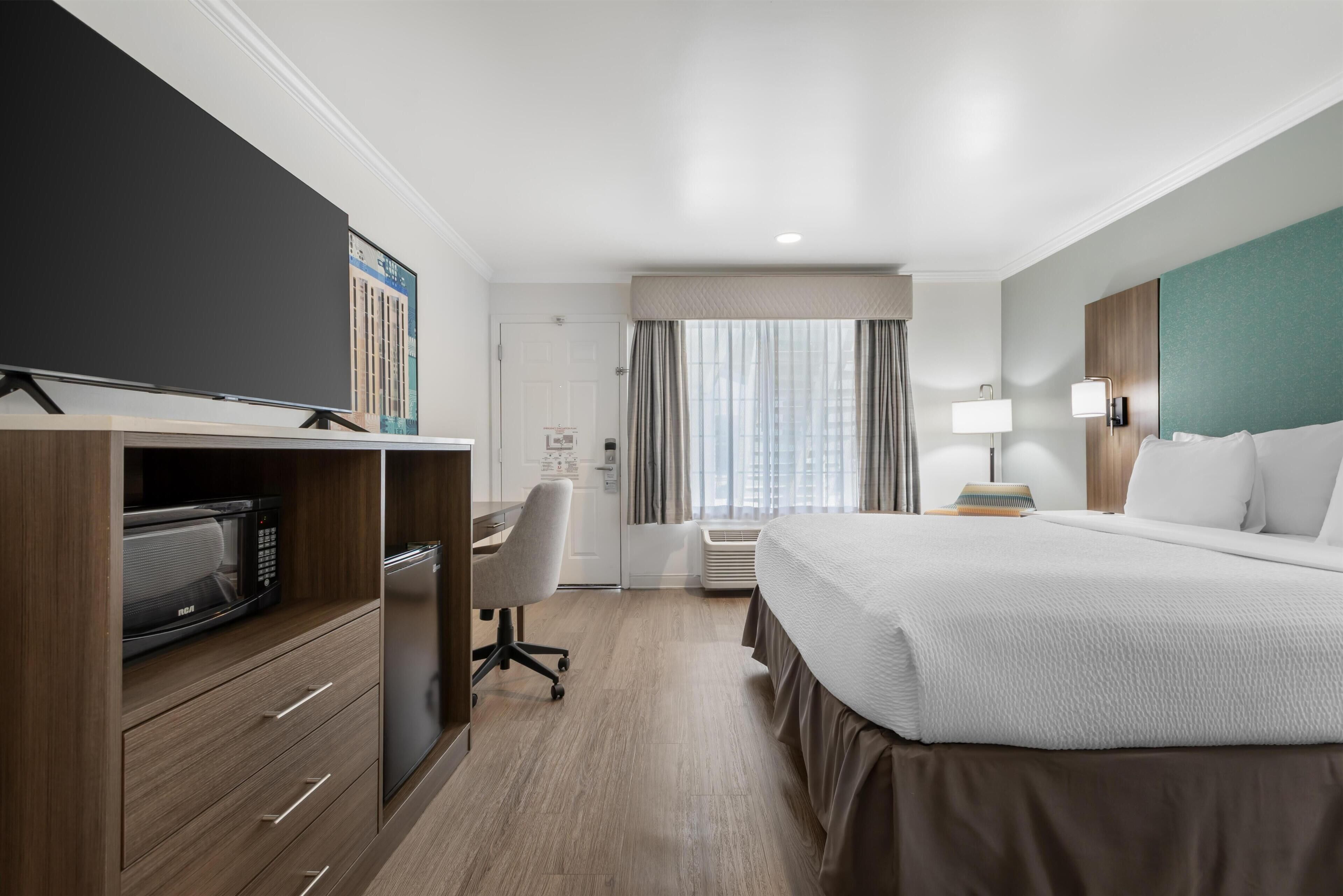 Standard Room, 1 King Bed, Accessible, Refrigerator & Microwave | Hypo-allergenic bedding, in-room safe, desk, laptop workspace