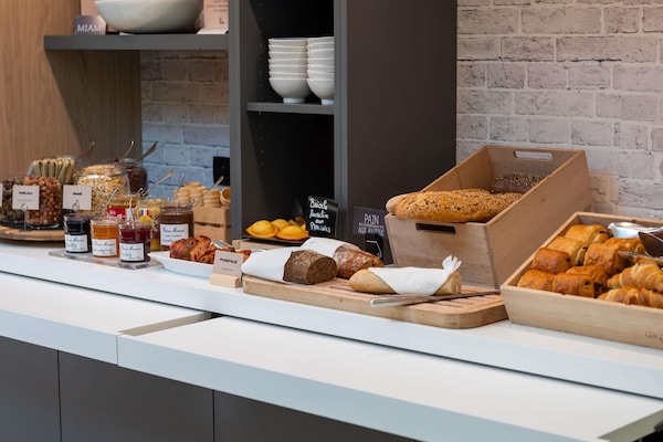 Se ofrece un desayuno bufé (12.90 EUR por persona)