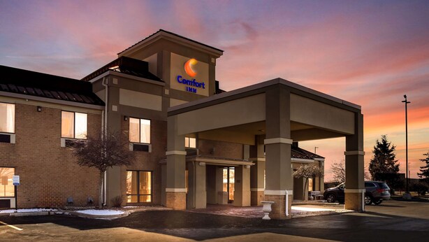 A Comfort Inn hotel with a brick facade, large entrance canopy, and a parking lot. - Comfort Inn Huntington Near University (Huntington)