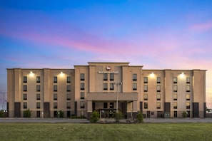 Standard Room, 2 Queen Beds, Non Smoking, Refrigerator & Microwave | Exterior