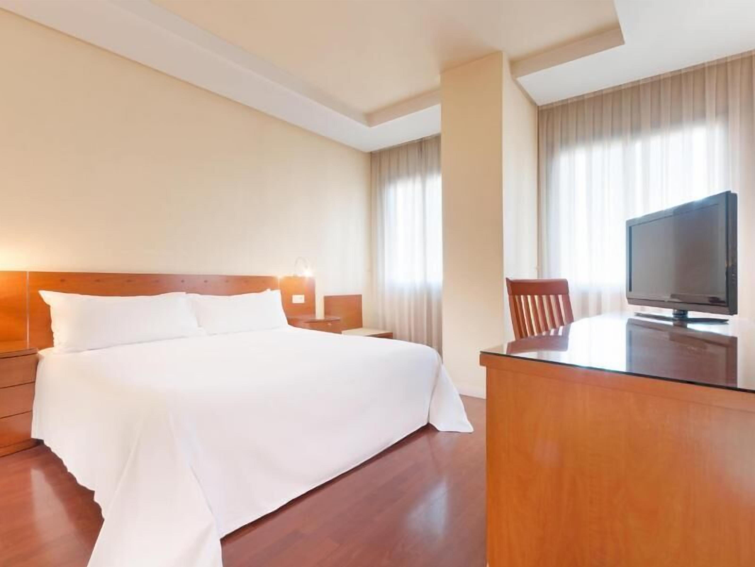 Minibar, coffres-forts dans les chambres, bureau