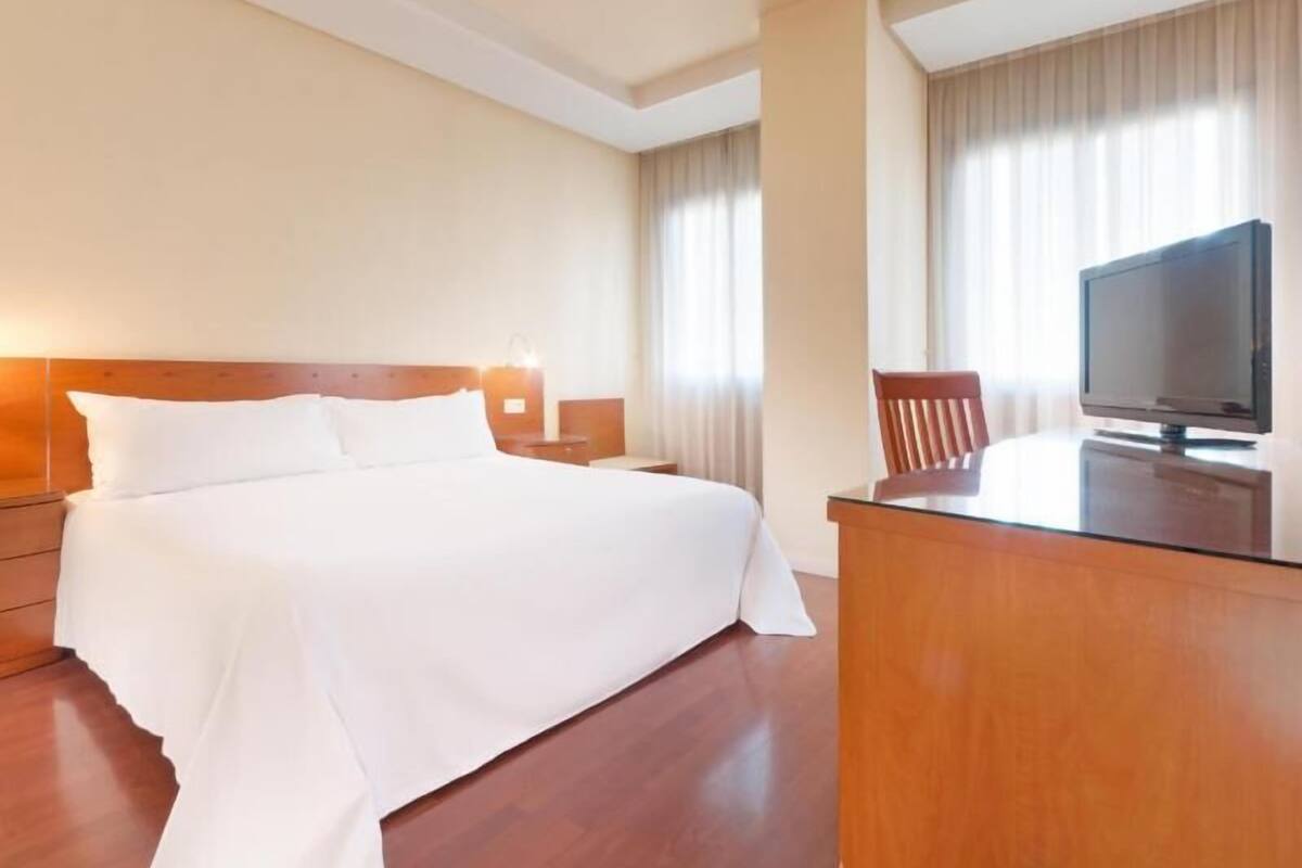 Minibar, coffres-forts dans les chambres, bureau