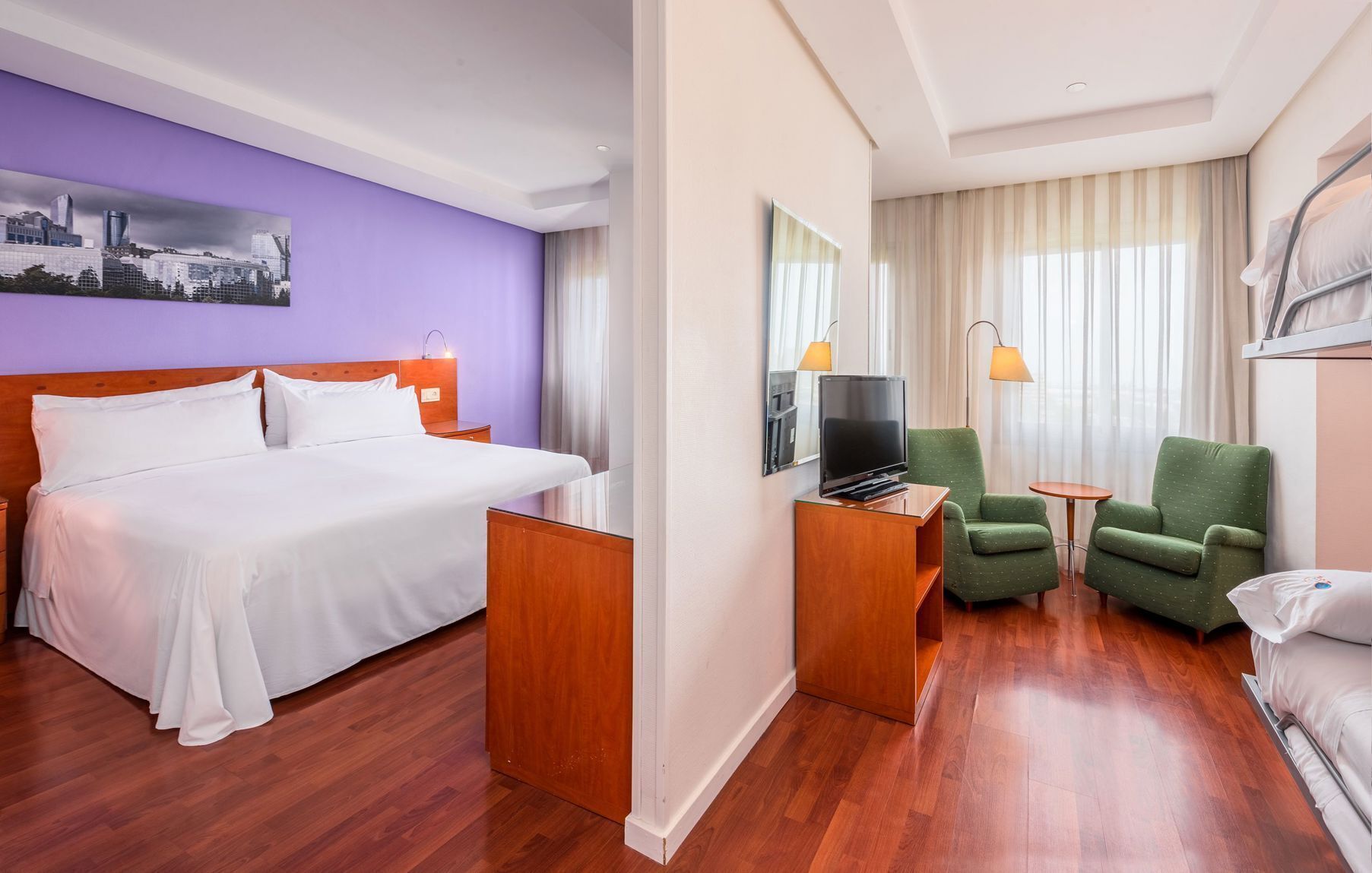 Minibar, coffres-forts dans les chambres, bureau