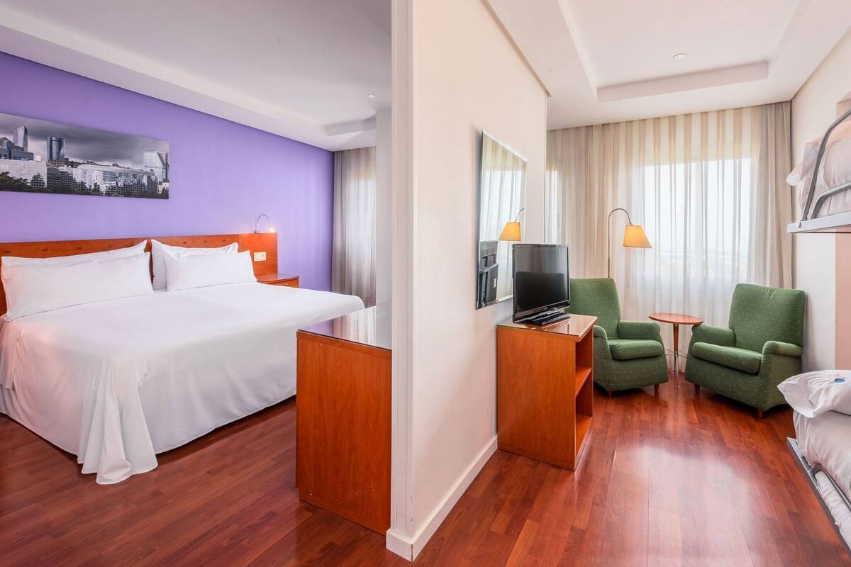 Minibar, coffres-forts dans les chambres, bureau