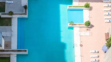 Een seizoensgebonden buitenzwembad