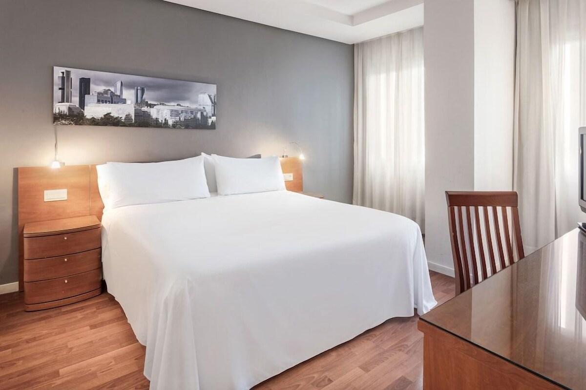 Minibar, brankas, meja kerja, dan ruang kerja ramah laptop