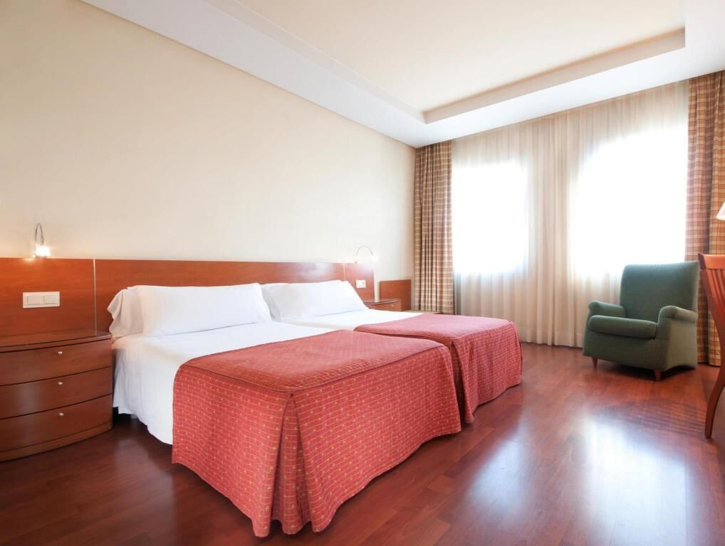 Minibar, coffres-forts dans les chambres, bureau