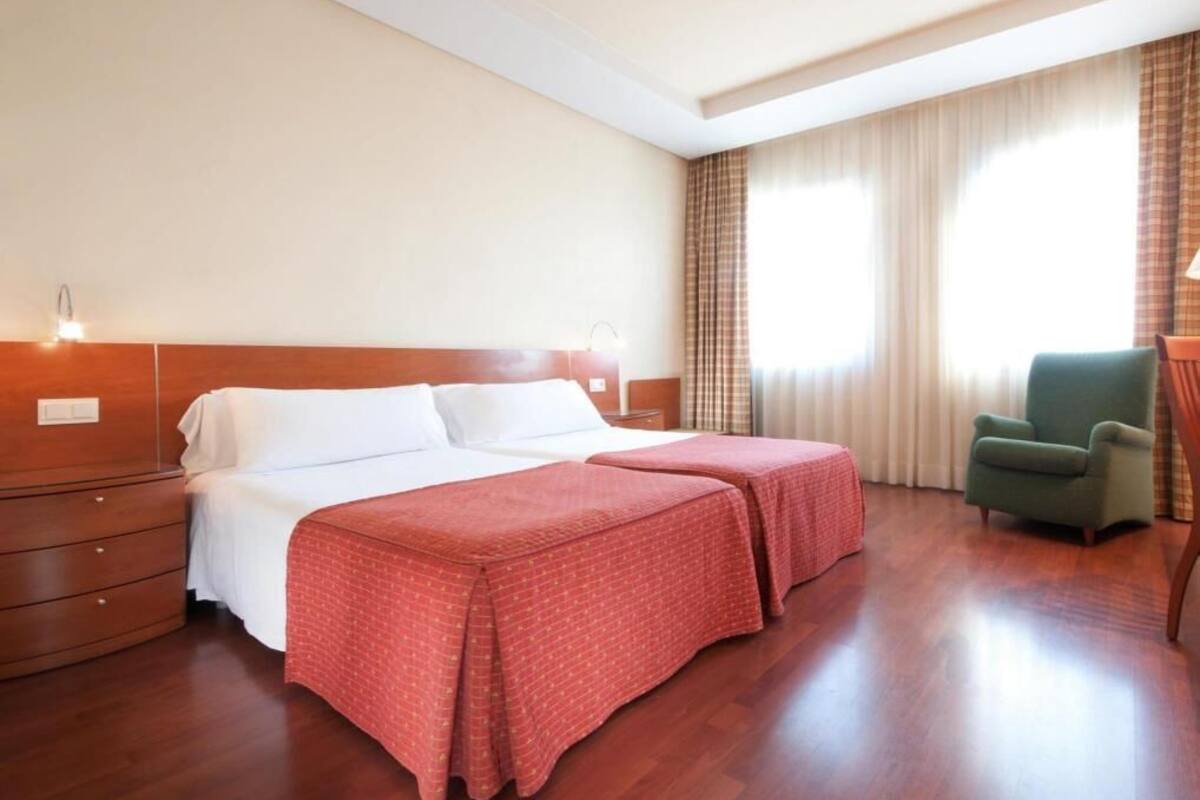 Minibar, coffres-forts dans les chambres, bureau