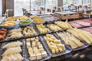 Buffet breakfast on weekdays (EUR 15 per person)