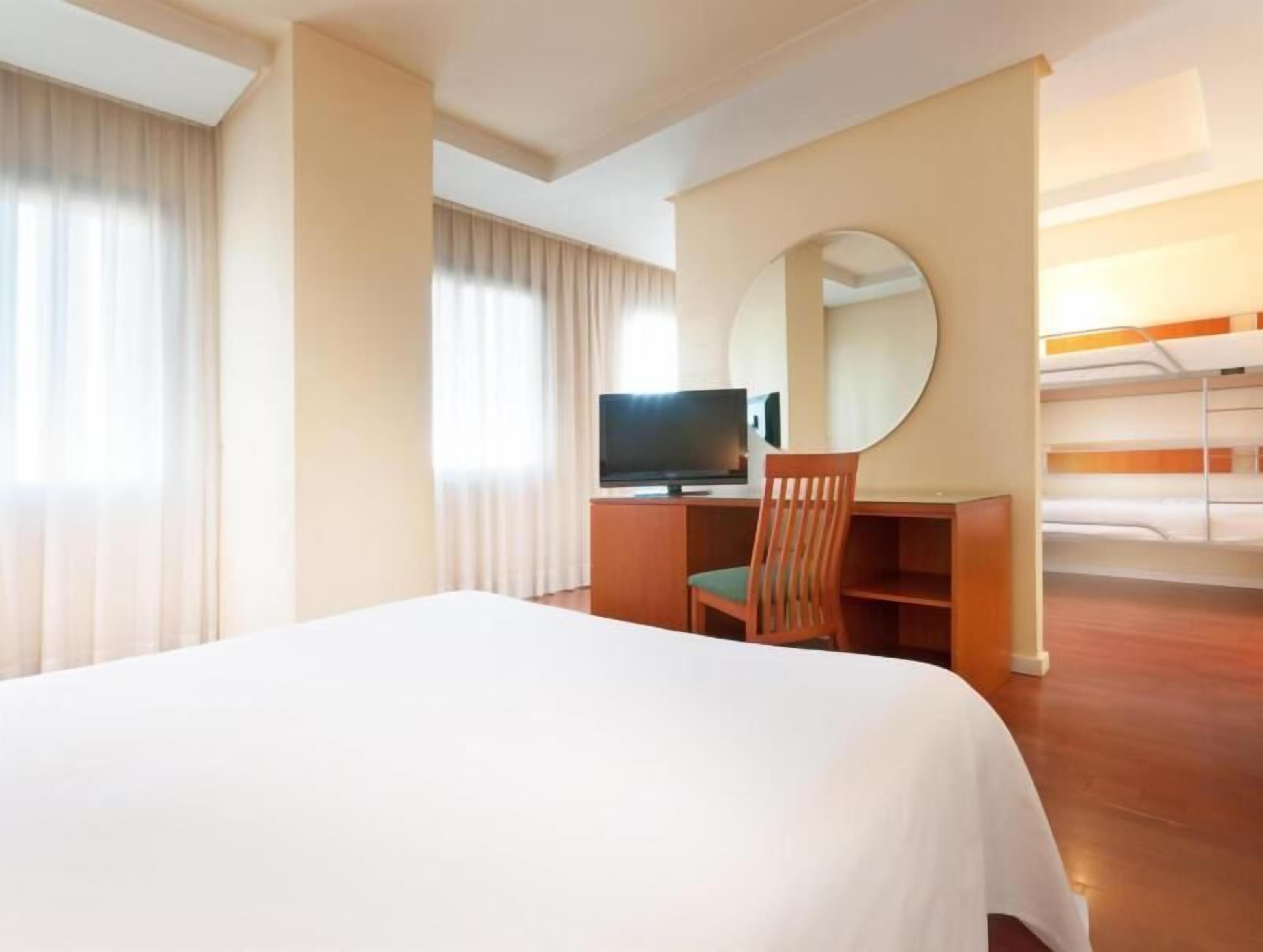 Minibar, coffres-forts dans les chambres, bureau