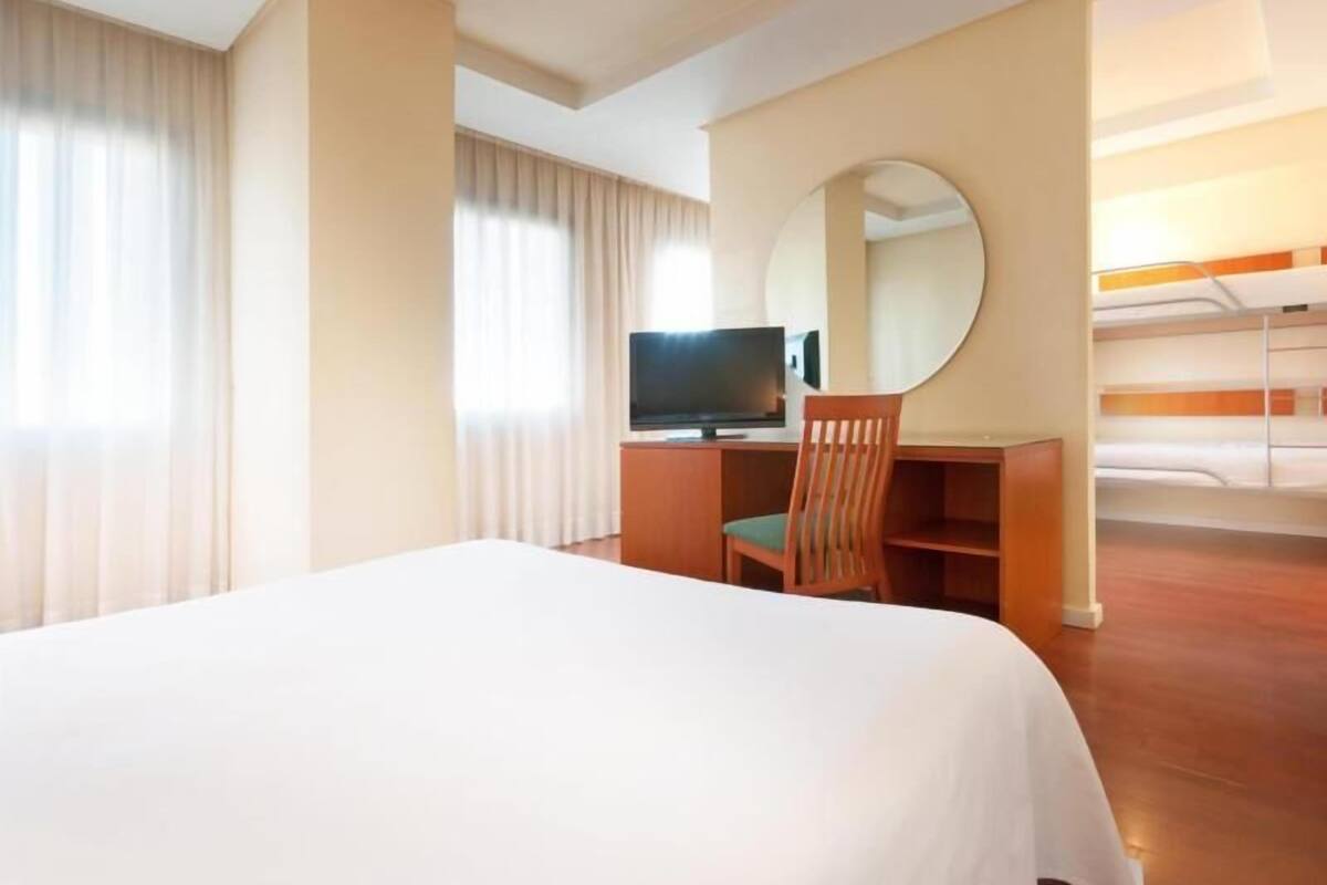 Minibar, coffres-forts dans les chambres, bureau