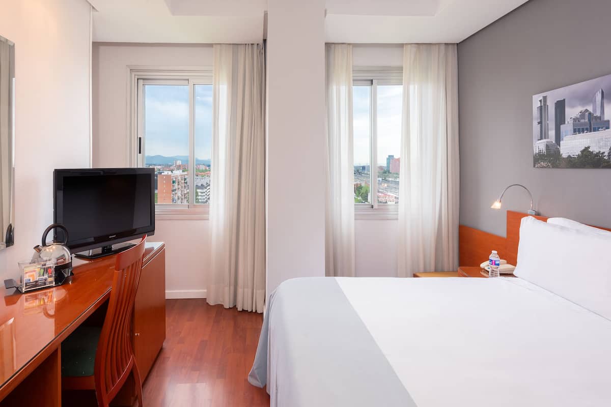 Premium room | Minibar, in-room safe, desk, laptop workspace