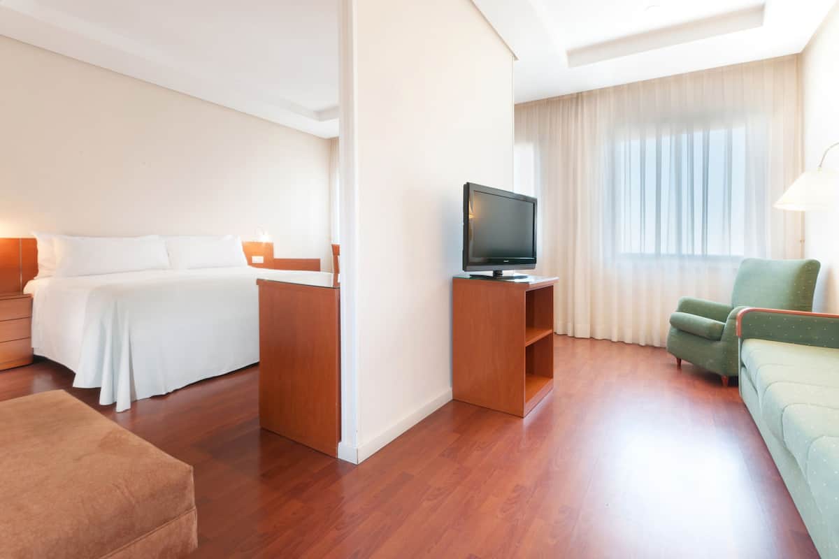 ห้องพรีเมียม, เตียงควีนไซส์ 1 เตียง (with Living Room) | มินิบาร์, ตู้นิรภัยในห้องพัก, โต๊ะทำงาน, พื้นที่ทำงานแบบใช้แล็ปท็อป